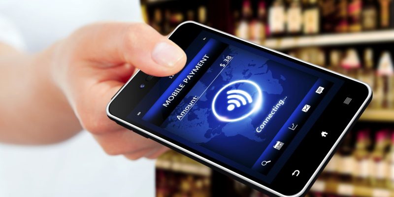 hand holding mobile phone with mobile payment screen©pictoores_Fotolia hand holding mobile phone with mobile payment screen©pictoores_Fotolia