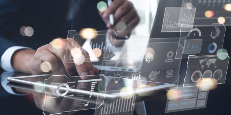 Data scientists, Programmer using digital tablet and laptop comp Avocat Algorithme Prédictif