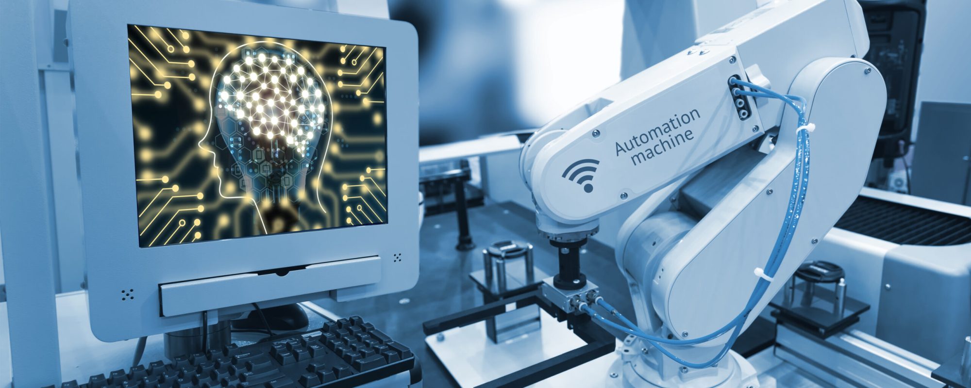 Industry 4.0 , Machine learning and artificial intelligence concept. Computer display illustrative screen and blue tone of automate wireless Robot arm in smart factory background 2024 Intelligence artificielle et données de santé